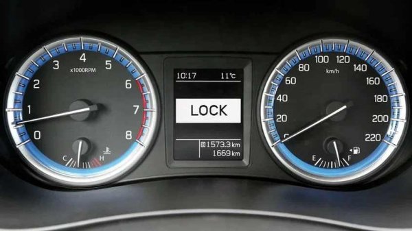 Двигателят от серията K14C (1.4 Boosterjet) е модерен агрегат с ресурс около 300 000 км. Той обаче е доста по-капризен от атмосферния: заради олекотената си конструкция и голямото топлинно натоварване, турбо двигателят загрява и прегрява значително по-бързо от 1.6-литровия. Дори за кратко да излезете над температурния лимит, последствията за буталата и главата на блока могат да бъдат фатални.

Какво да се направи?

Проверката на охладителната система трябва да е приоритет при всяко обслужване. Веднъж в годината промивайте радиаторите, тъй като задръстените пити са основната причина за бързо прегряване в трафика или при каране с голям товар извън града. Важно е също да наливате само качествен антифриз и да следите за течове от водната помпа и маркучите &ndash; и най-малката загуба на налягане в системата при този двигател води до моментален и критичен скок на температурата.
